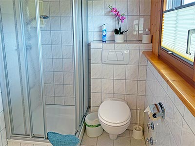 Bad mit Dusche und WC