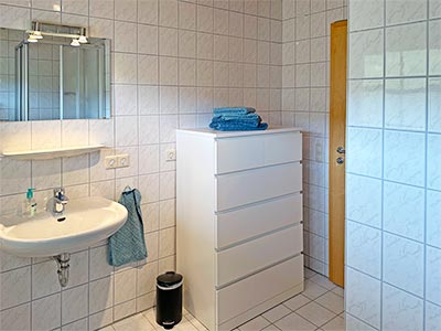 Bad mit Dusche und WC