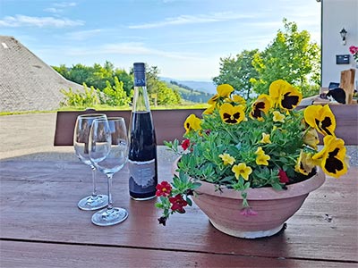 Sitzplatz vor dem Haus