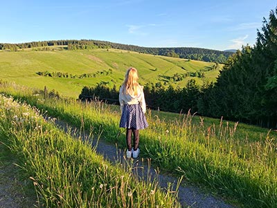 Der Haldenhof liegt umgeben von Wiesen und Wäldern